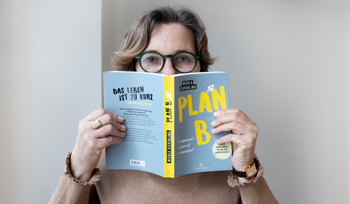 Nicola Sieverling mit dem ersten Buchexemplar