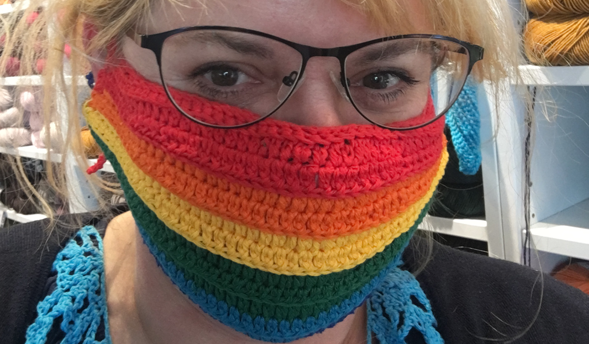 Britta Janzen mit einer selbstgenähten Mundschutzmaske